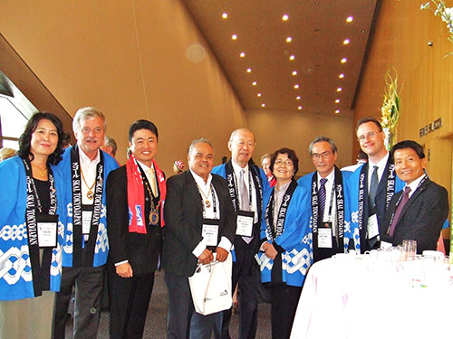 開会式に臨んで：アジアのプレジデント、ジェリー・ペレ氏（左4番目）とスコール クラブ　東京のメンバー