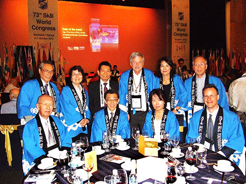 開会式の夕食会：スコールクラブ東京のメンバーと、スコールクラブ東京プレジデント、ブルメンステンゲル・ペーター氏（後列右3番目）、シェラトンホテルインチョンにて