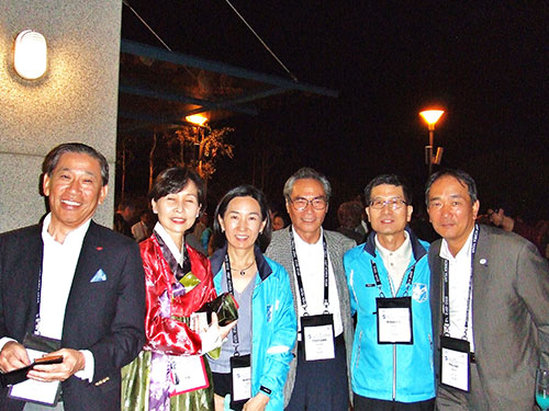 前夜祭：世界大会実行委員会会長のロバート・ション氏（右2番目）と一緒に